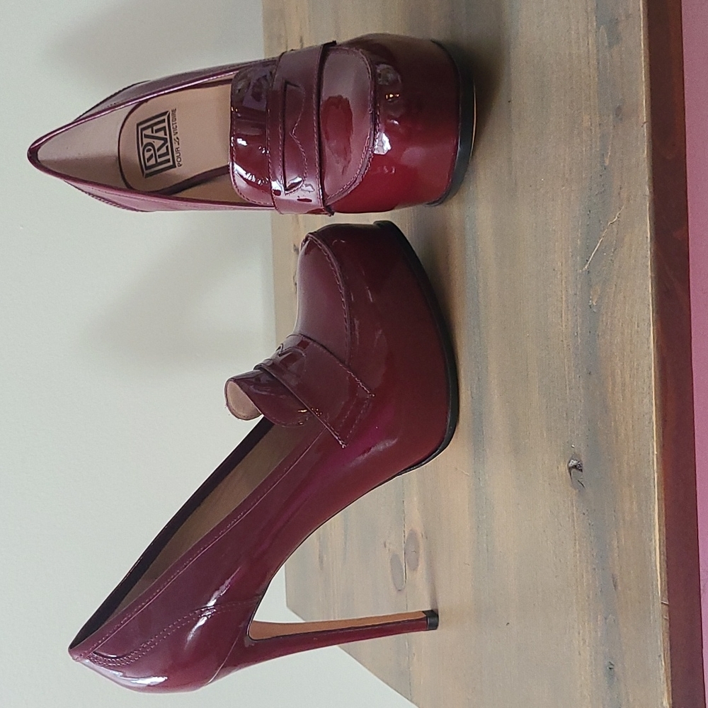 New no Box. Pour la Victoire Larkin Red Loafer Heel. Size 9. Hidden platform.